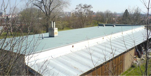 Opravená střecha na cvičišti.